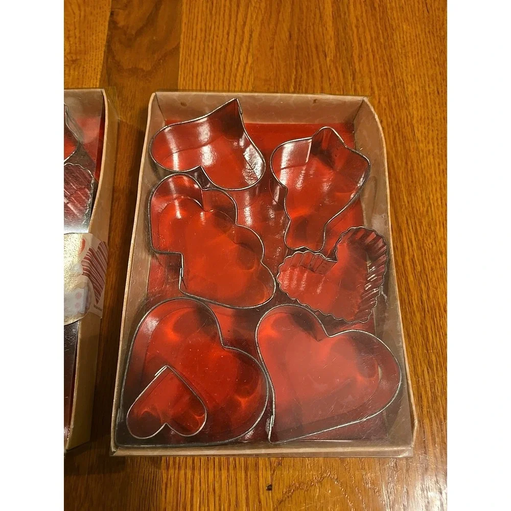 Wilton Hearts 7 Piece Valentine‎ Cookie Cutter 2 Sets
